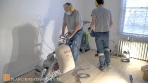 Travaux de sablage de plancher de bois franc effectués par une équipe professionnelle à Montréal pour restaurer la surface du bois.