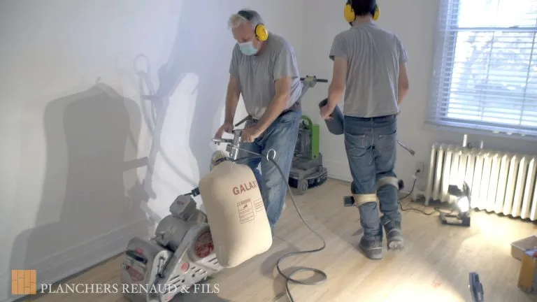 Travaux de sablage de plancher de bois franc effectués par une équipe professionnelle à Montréal pour restaurer la surface du bois.