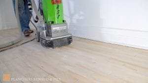 Sablage de plancher de bois franc à Montréal réalisé avec une ponceuse professionnelle pour un fini lisse et uniforme.