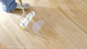 Application d’un vernis professionnel sur un plancher de bois franc à Montréal pour une finition lustrée et durable.