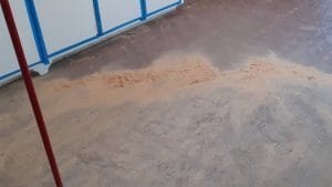 Plancher de bois franc avant sablage et restauration à Montréal – surface usée et terne.