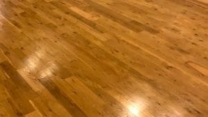 Plancher de bois franc après sablage et finition à Montréal – surface lisse et brillante.