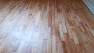 Plancher de bois franc teint et verni, fini satiné après restauration complète à Montréal.