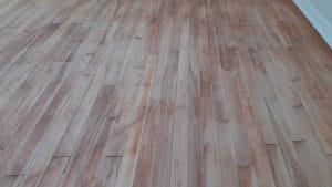 Surface de plancher avant application de teinture et vernis professionnel à Montréal.