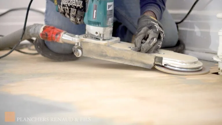 Professionnels effectuant le sablage d’un plancher de bois franc à Montréal pour restaurer sa surface et éliminer les imperfections.