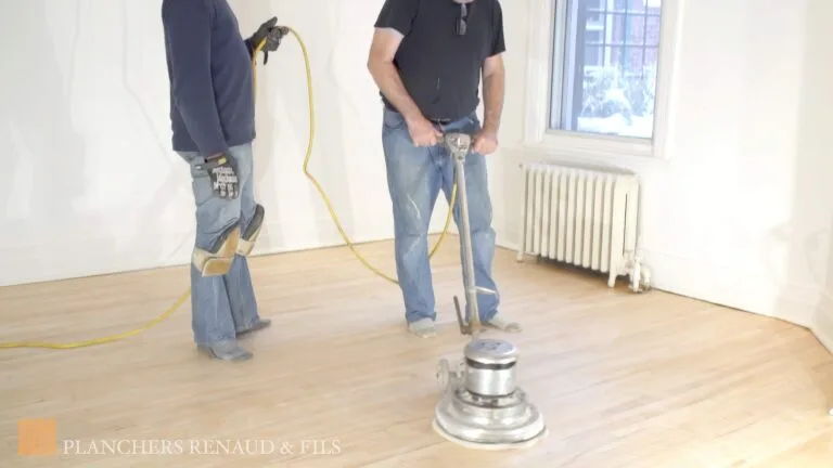 Service professionnel de sablage et de restauration de planchers de bois franc à Montréal, redonnant une finition lisse et brillante aux planchers.